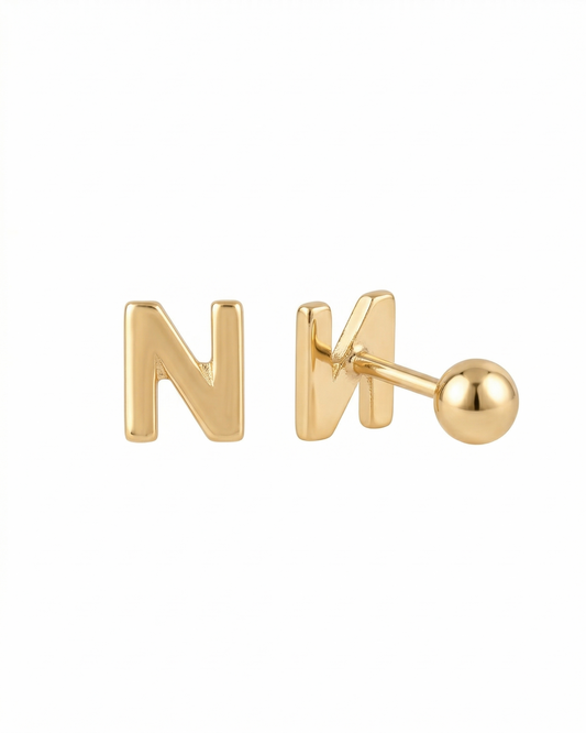 Arete tipo broquel de inicial "N" miniatura en oro 10k