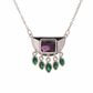 Collar largo plateado con piedras colgantes moradas y verdes