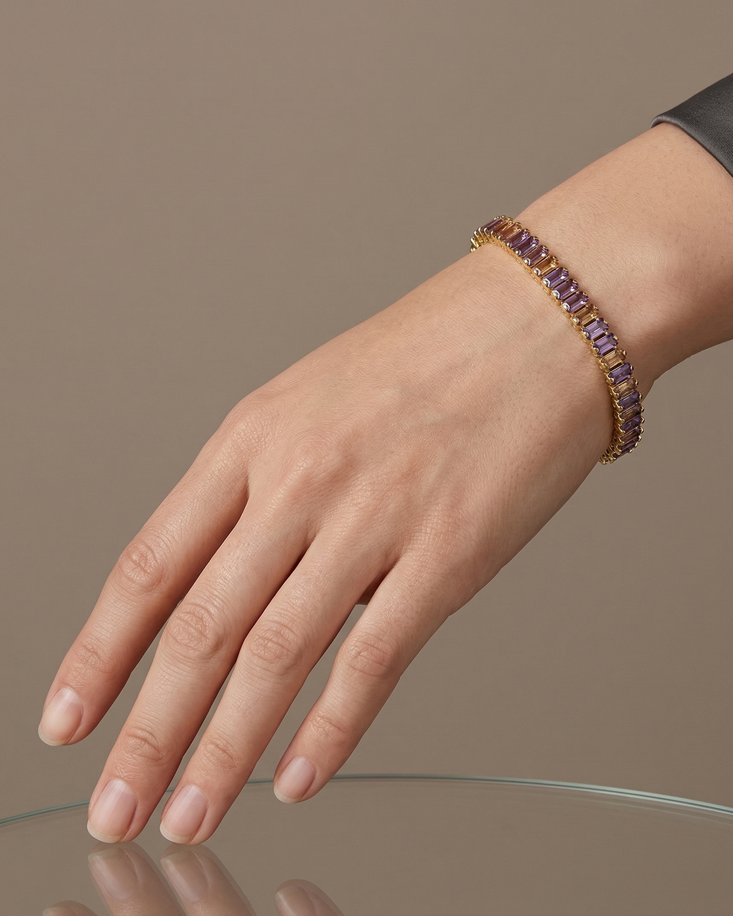 Pulsera dorada estilo tennis con circonias moradas