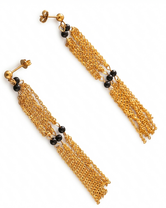 Arete bohemio en color dorado con negro, de tipo drop earrings.