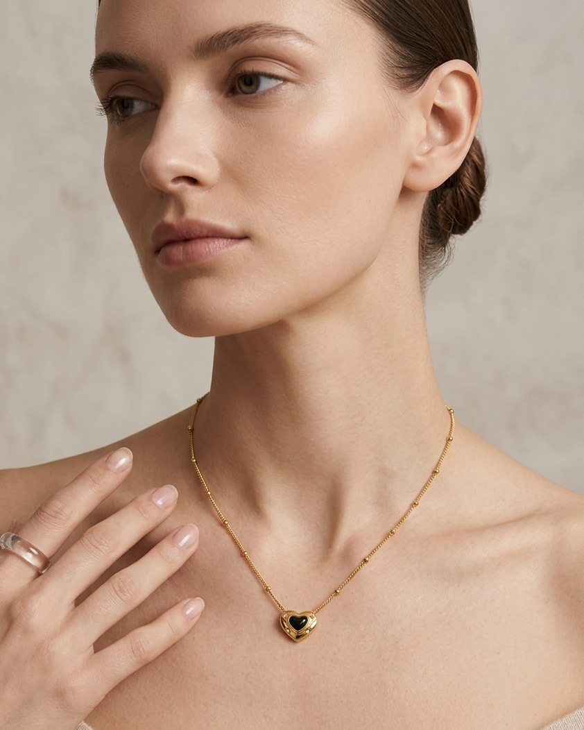 Collar dorado de corazón en color negro de tipo ajustable