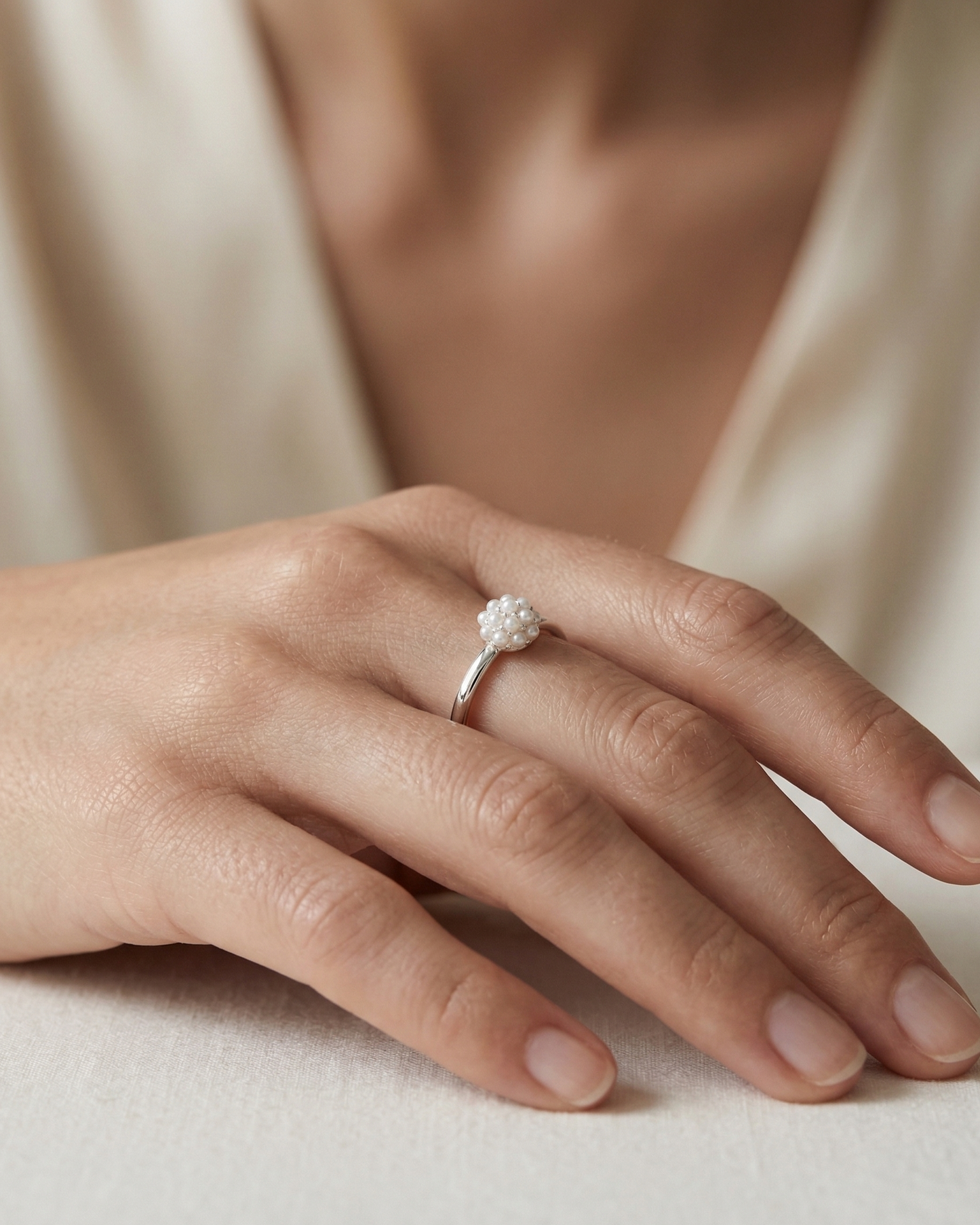 Anillo ajustable con perlas color plateado