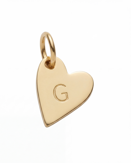 Dije de corazón asimétrico dorado con inicial grabada