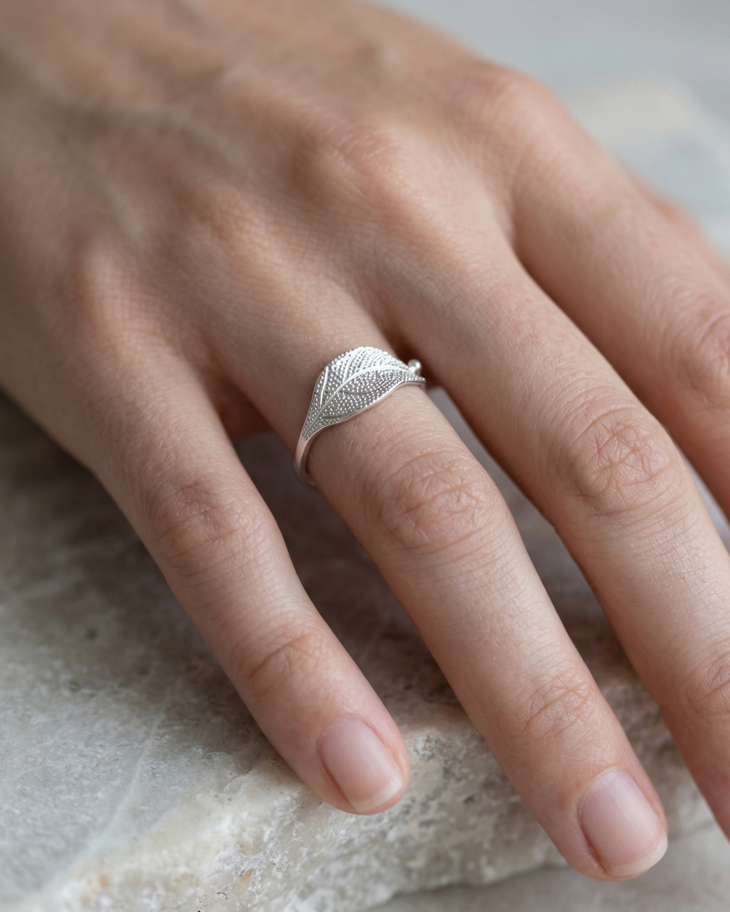 Anillo ajustable con diseño de hoja color plateado