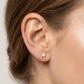 Studs dorados con opalo blanco