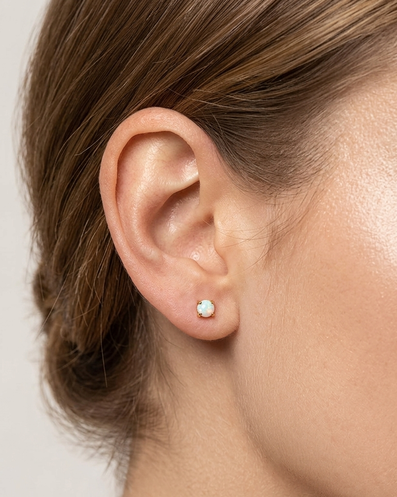 Studs dorados con opalo blanco