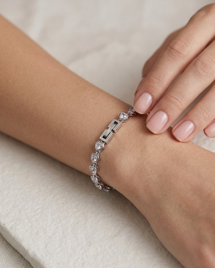 Pulsera plateada con cristales de corazon