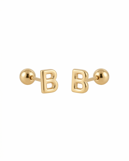 Arete tipo broquel de inicial "B" miniatura en oro 10k