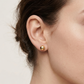 Aretes dorados con diseño de esfera de tipo broquel