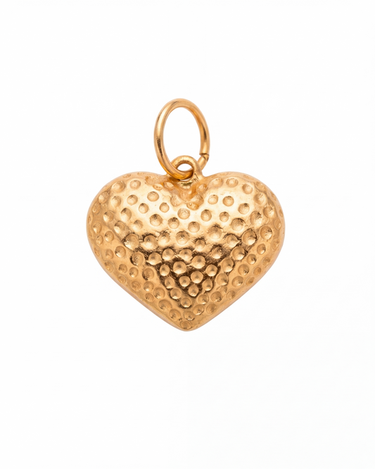 Dije corazón maximalista con textura punteada en relieve
