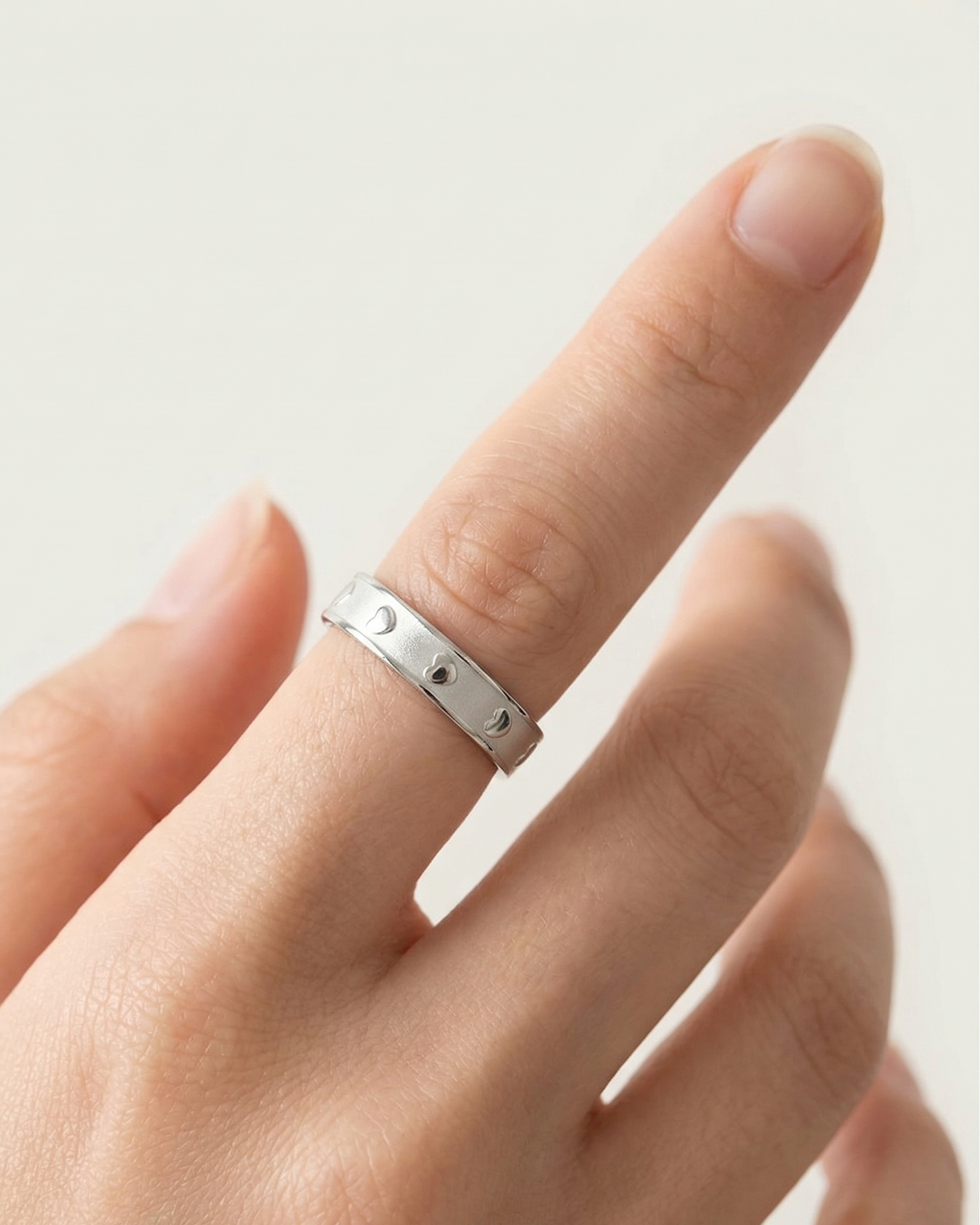Anillo ajustable con diseño de corazones color plateado