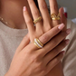 Anillo dorado de perlas
