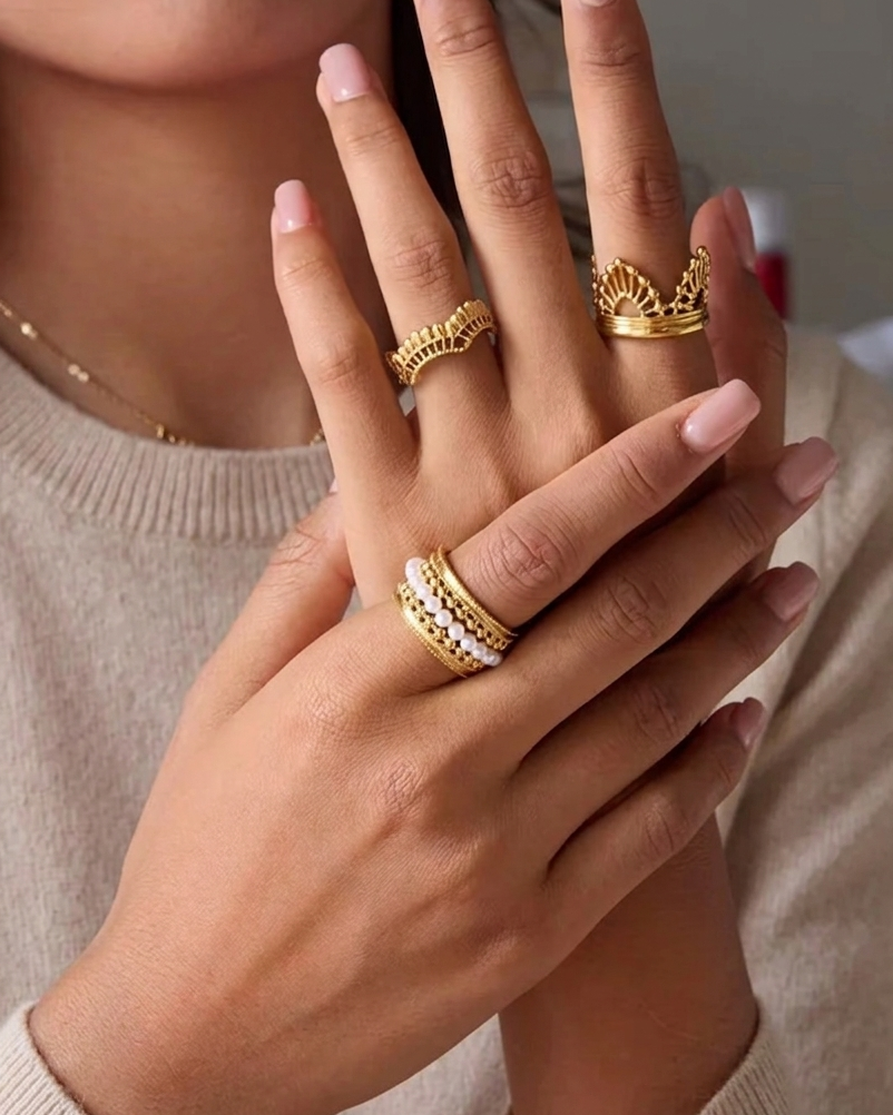 Anillo dorado de perlas