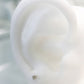 Arete tipo broquel en oro blanco 10k con diamante