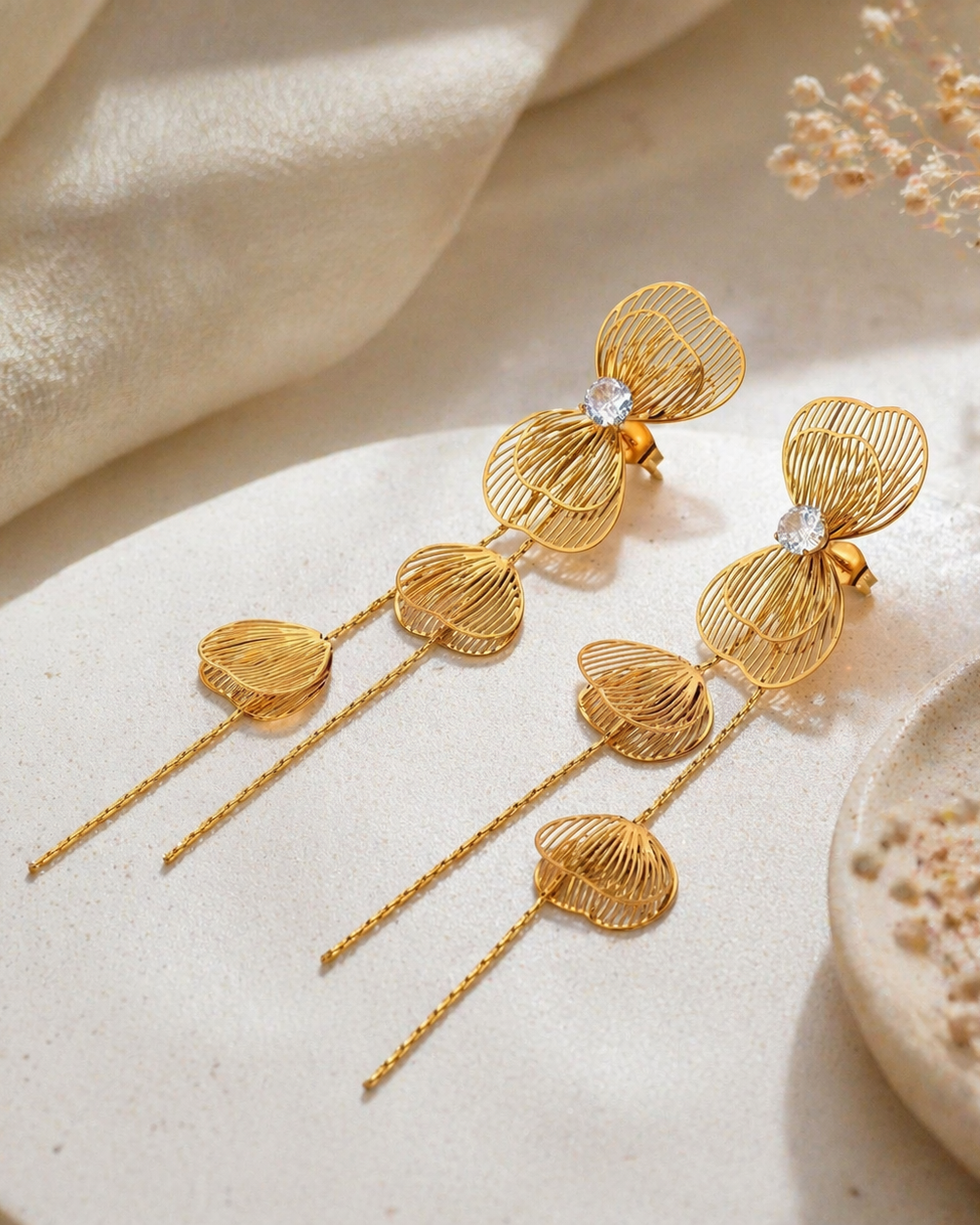 Aretes colgantes de mariposa en filigrana y cristales