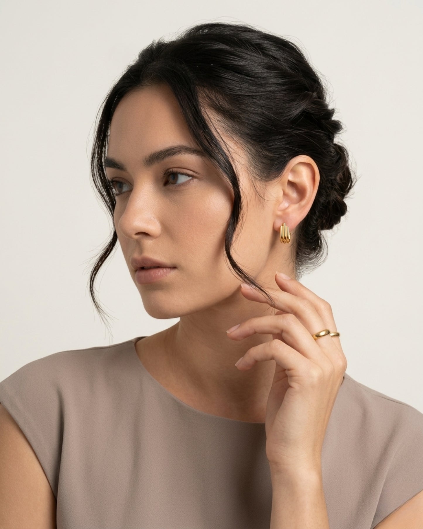 Aretes dorados de triple línea con diseño asimétrico