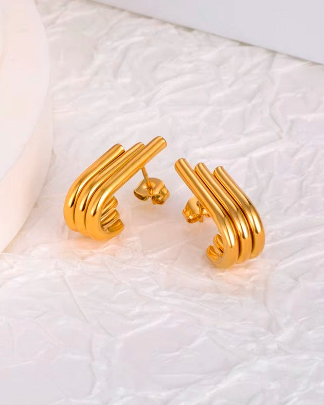 Aretes dorados de triple línea con diseño asimétrico
