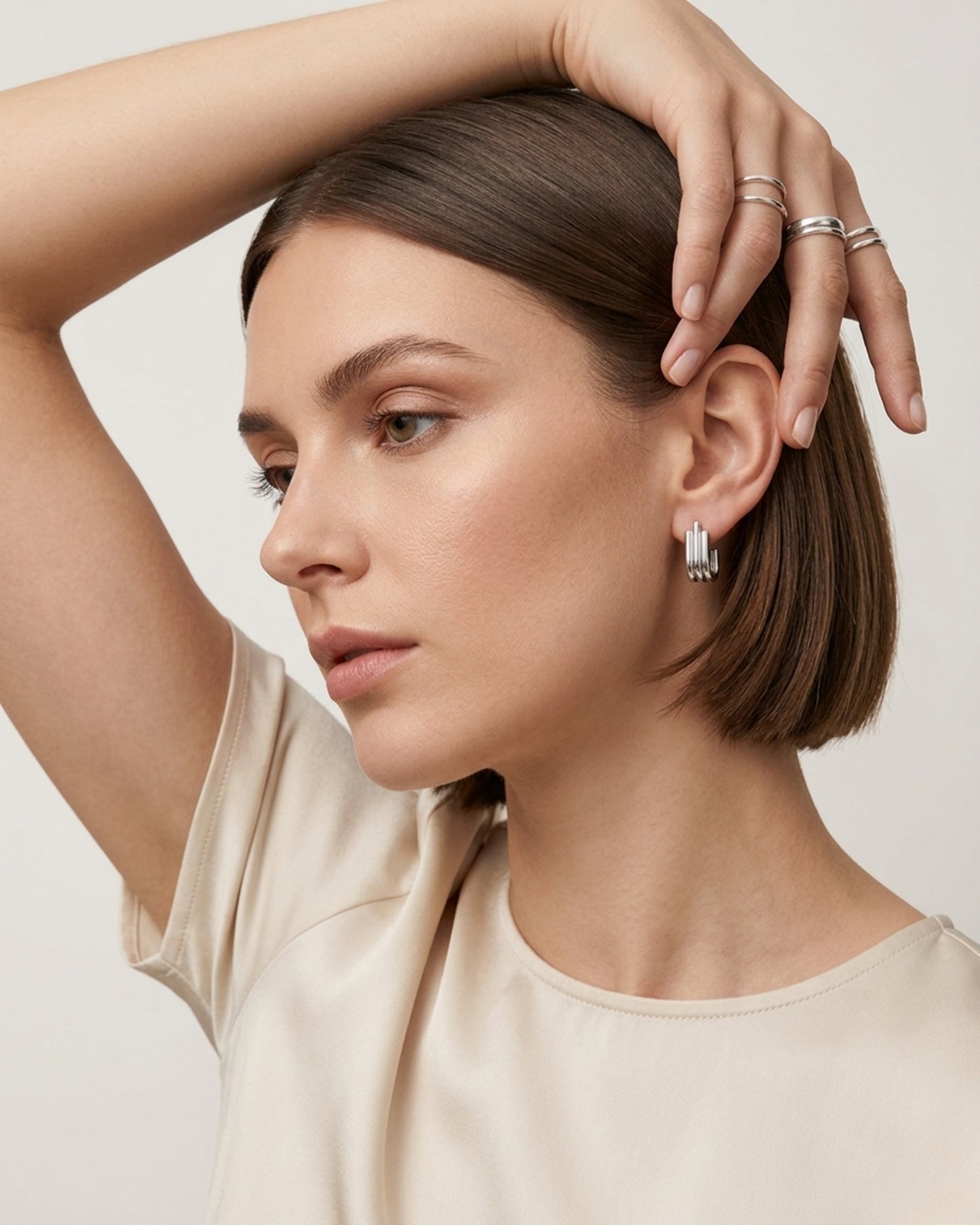 Aretes plateados de triple línea tubular con diseño asimétrico