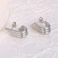 Aretes plateados de triple línea tubular con diseño asimétrico