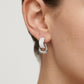 Aretes tipo studs con aros entrelazados en plateado y blanco