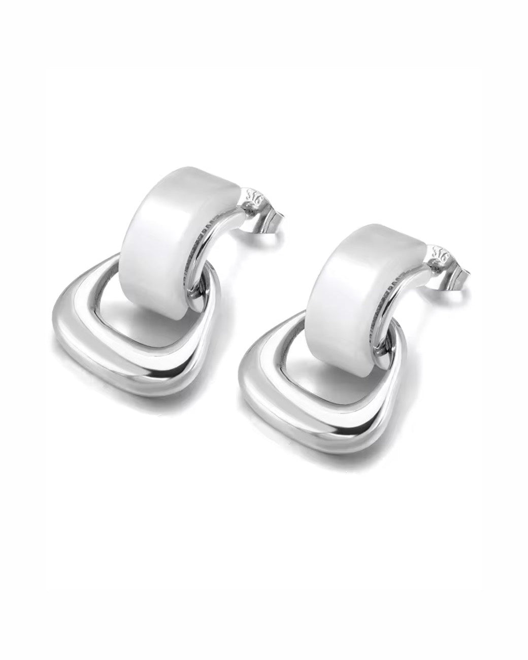 Aretes tipo studs con aros entrelazados en plateado y blanco