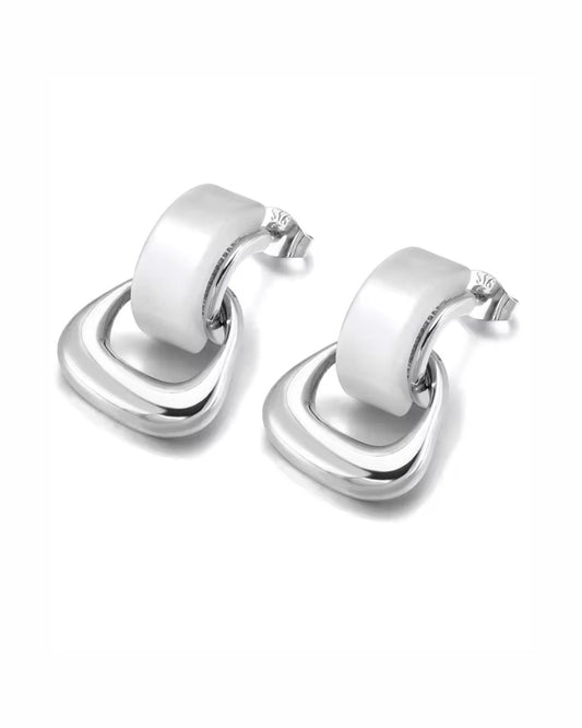 Aretes tipo studs con aros entrelazados en plateado y blanco