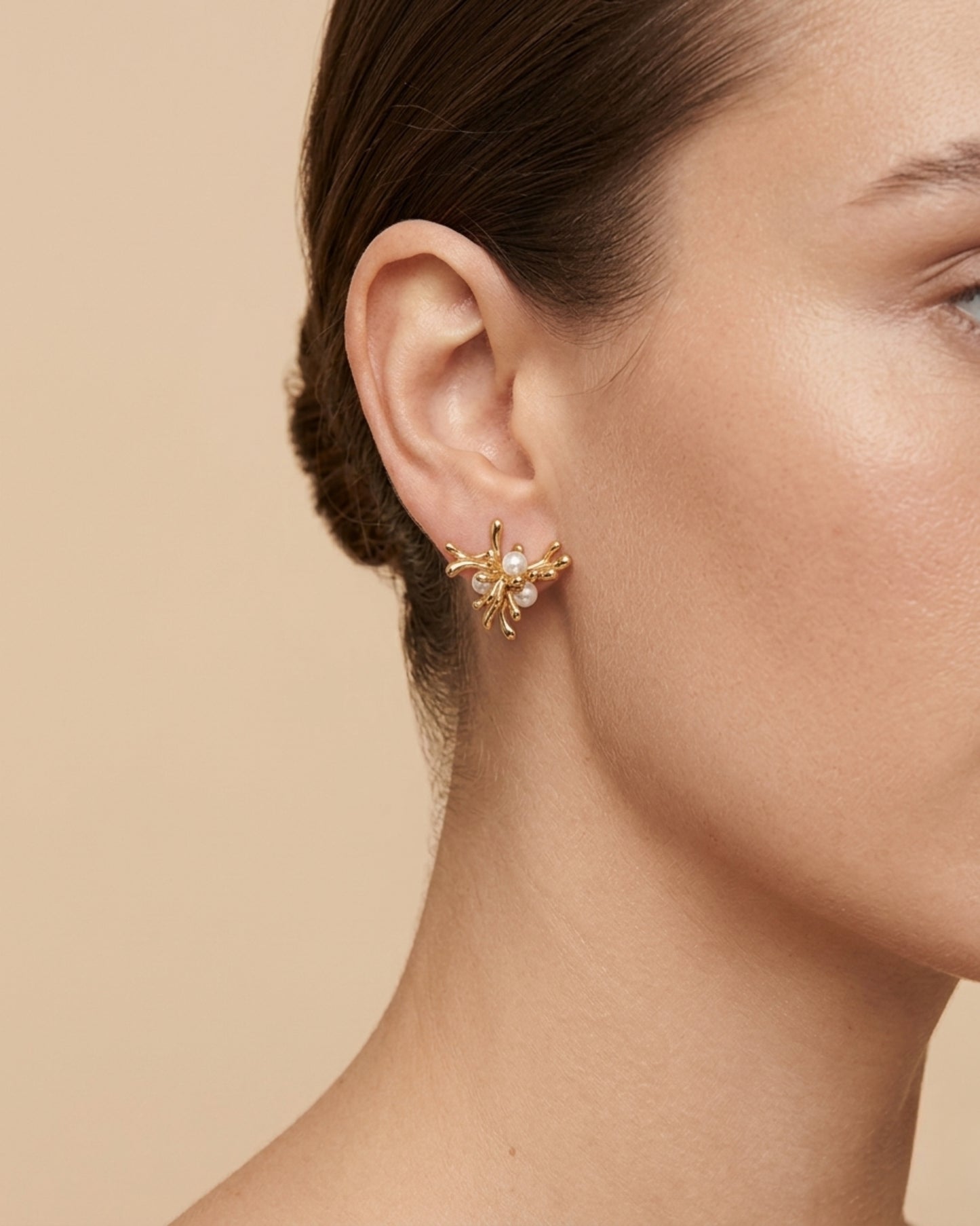 Aretes de racimo coralino con perlas integradas