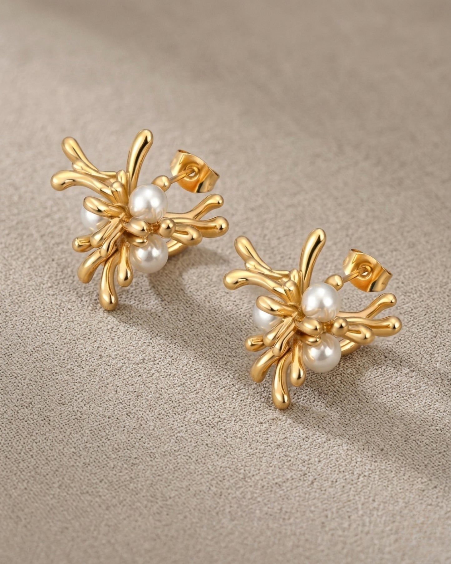 Aretes de racimo coralino con perlas integradas