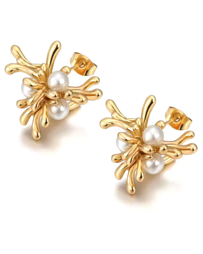 Aretes de racimo coralino con perlas integradas