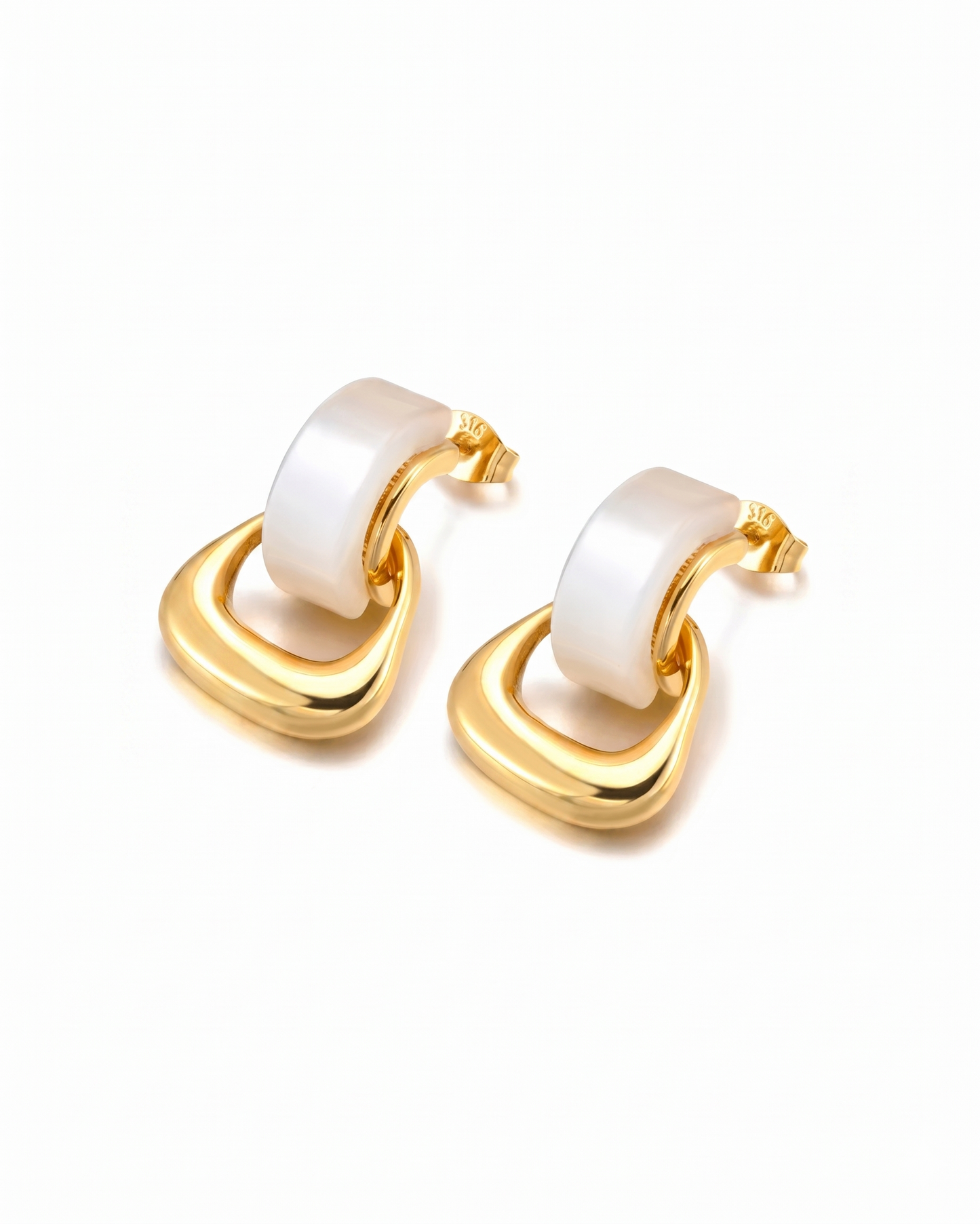 Aretes tipo studs con aros entrelazados en dorado y blanco