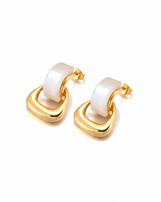 Aretes tipo studs con aros entrelazados en dorado y blanco