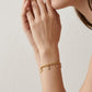 Pulsera de cadena dorada con dijes de estrella y destellos