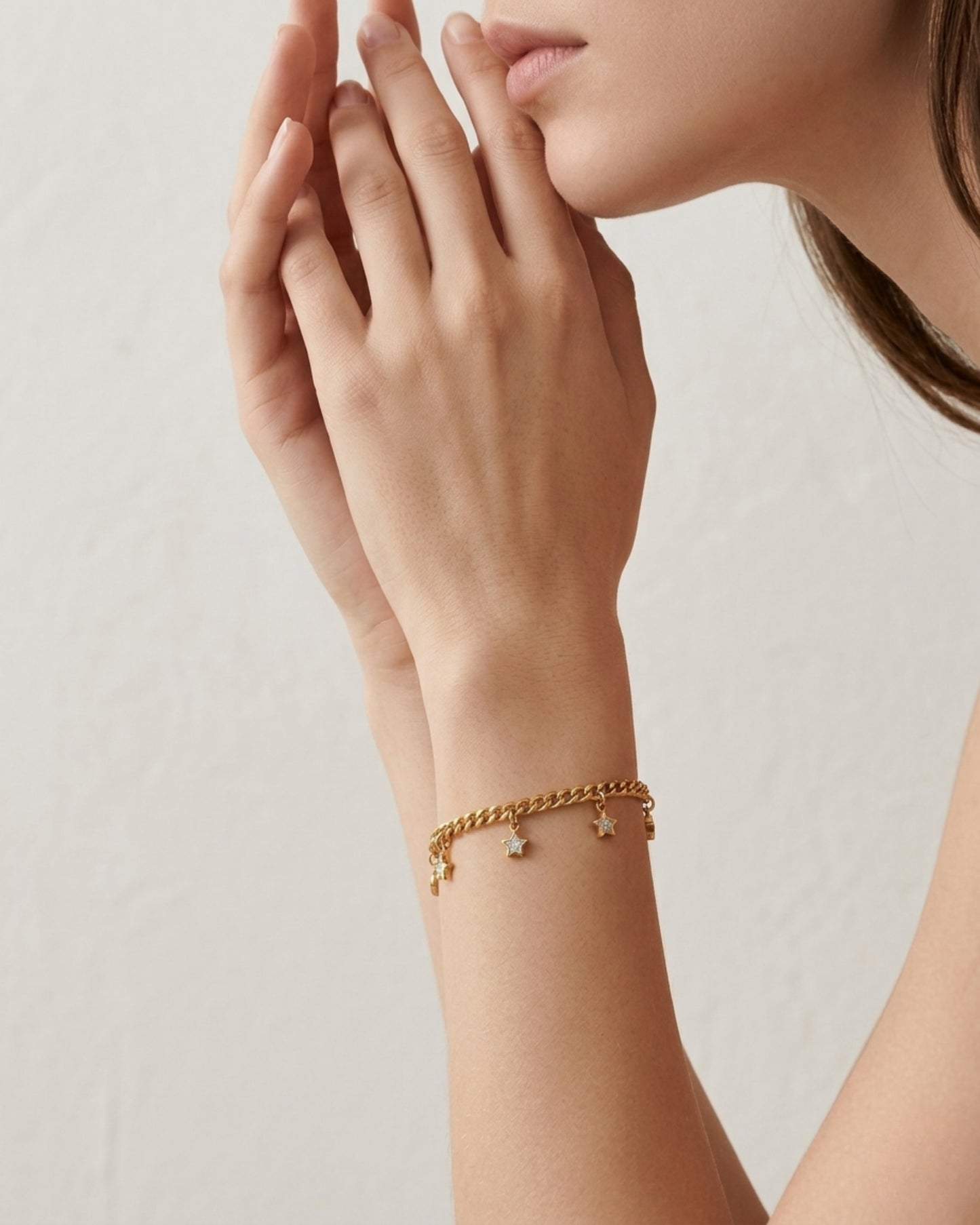 Pulsera de cadena dorada con dijes de estrella y destellos