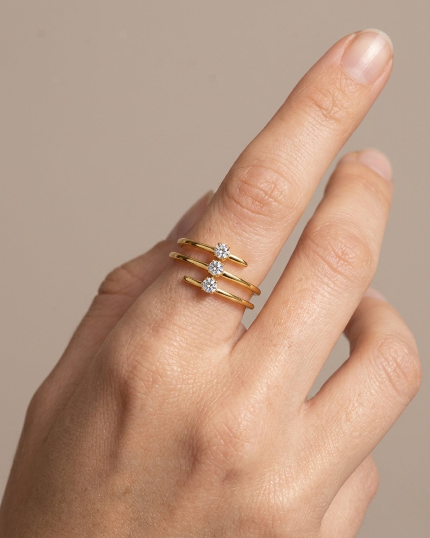 Anillo de triple banda abierta con hilera de cristales