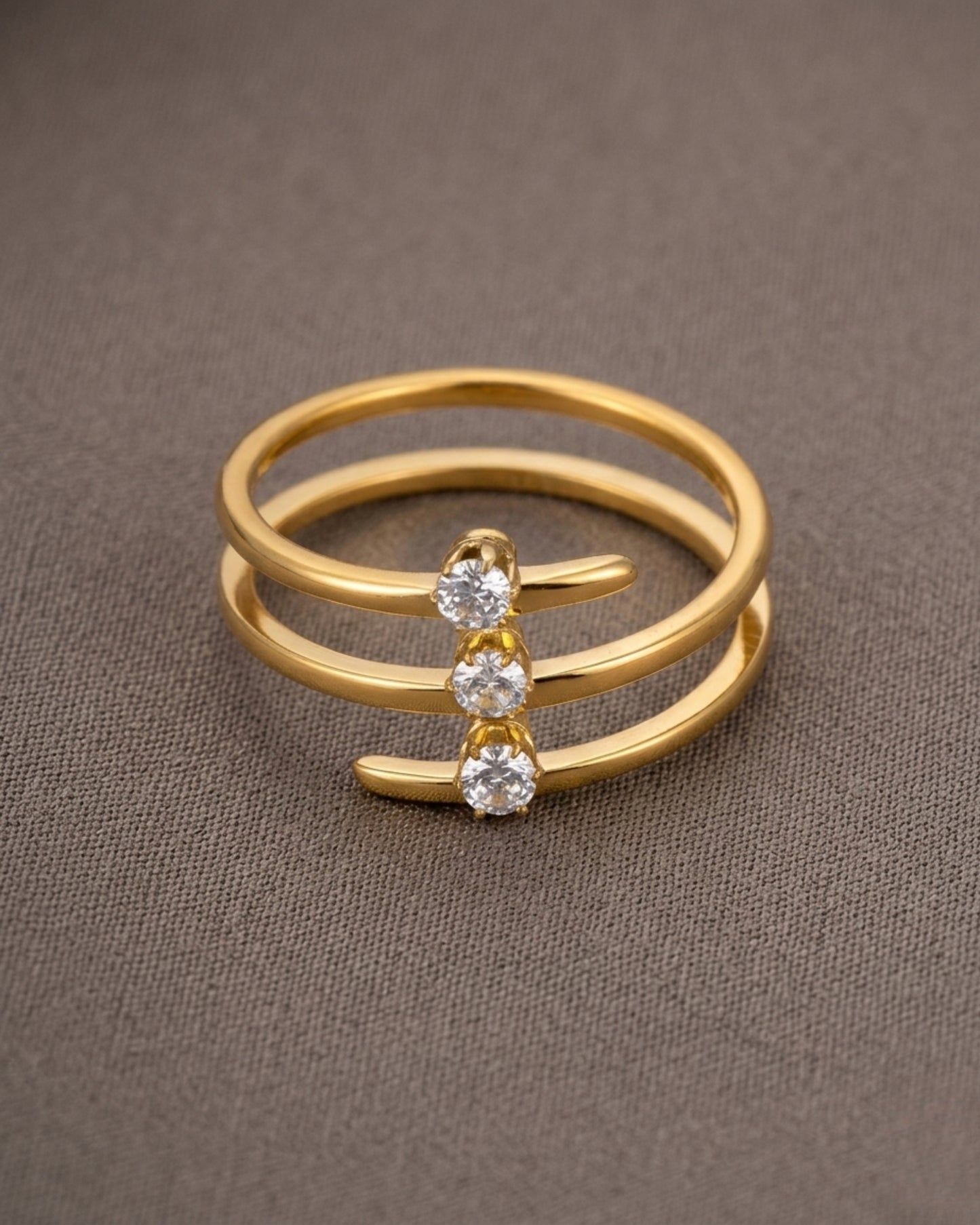 Anillo de triple banda abierta con hilera de cristales
