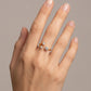 Anillo de tres cristales con silueta abierta