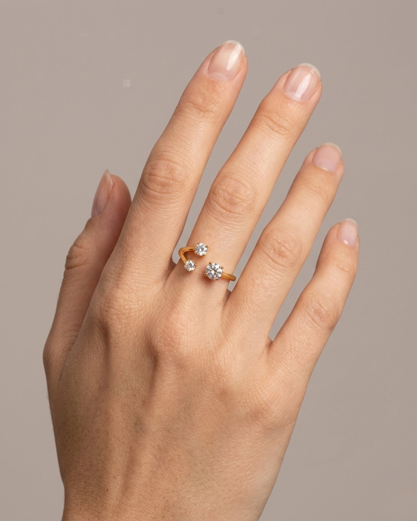 Anillo de tres cristales con silueta abierta