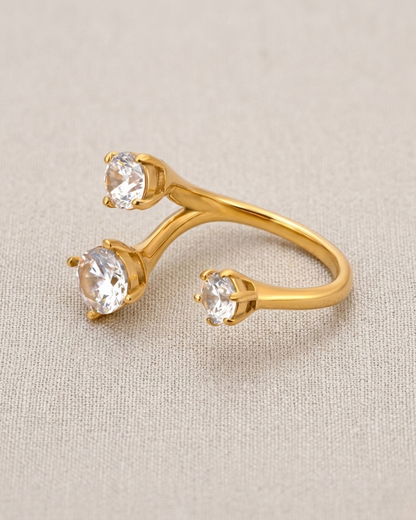 Anillo de tres cristales con silueta abierta