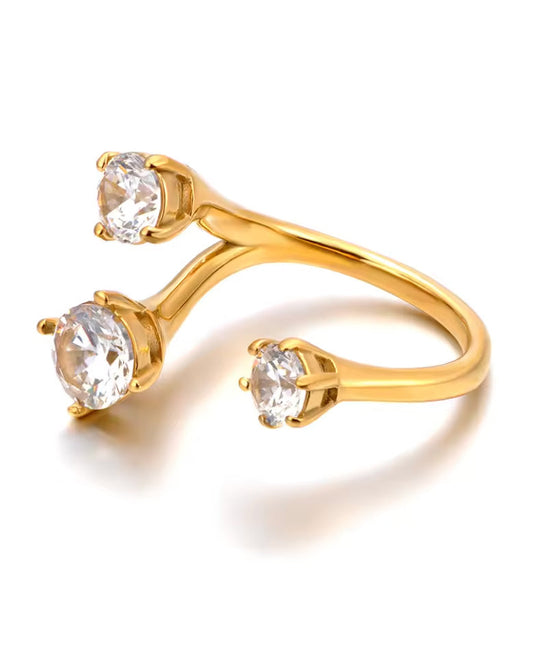 Anillo de tres cristales con silueta abierta