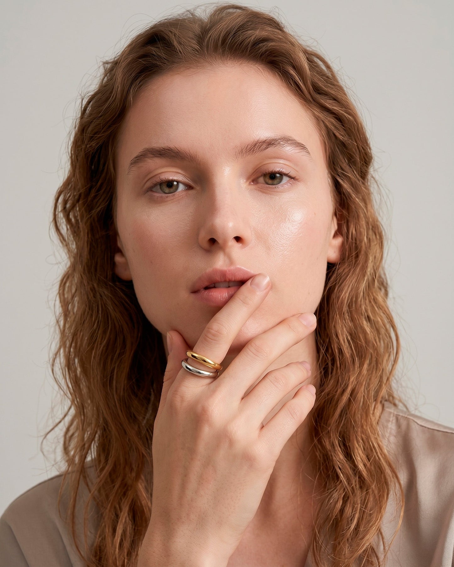 Anillo de doble banda bitono con silueta minimalista