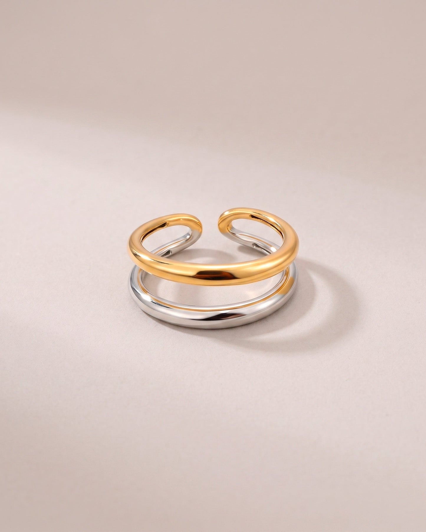Anillo de doble banda bitono con silueta minimalista