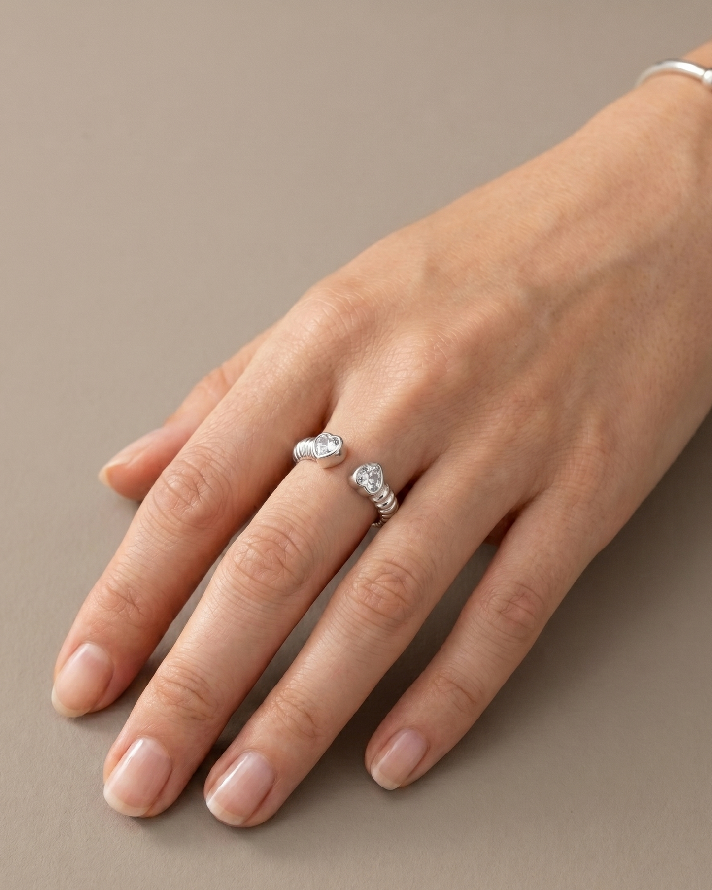 Anillo Plateado con Corazones