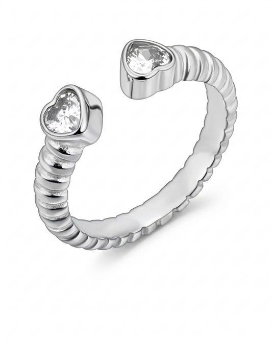 Anillo Plateado con Corazones
