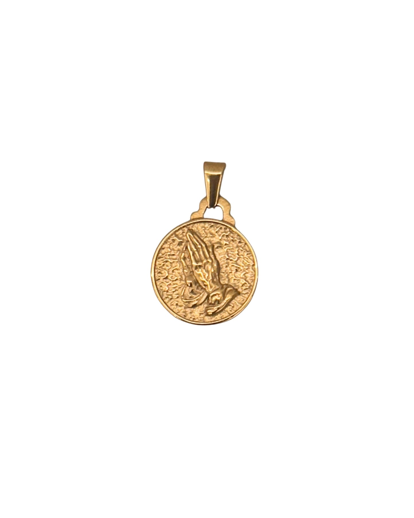 Dije de medalla circular dorada con grabado de manos en oración