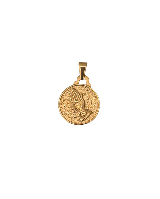 Dije de medalla circular dorada con grabado de manos en oración