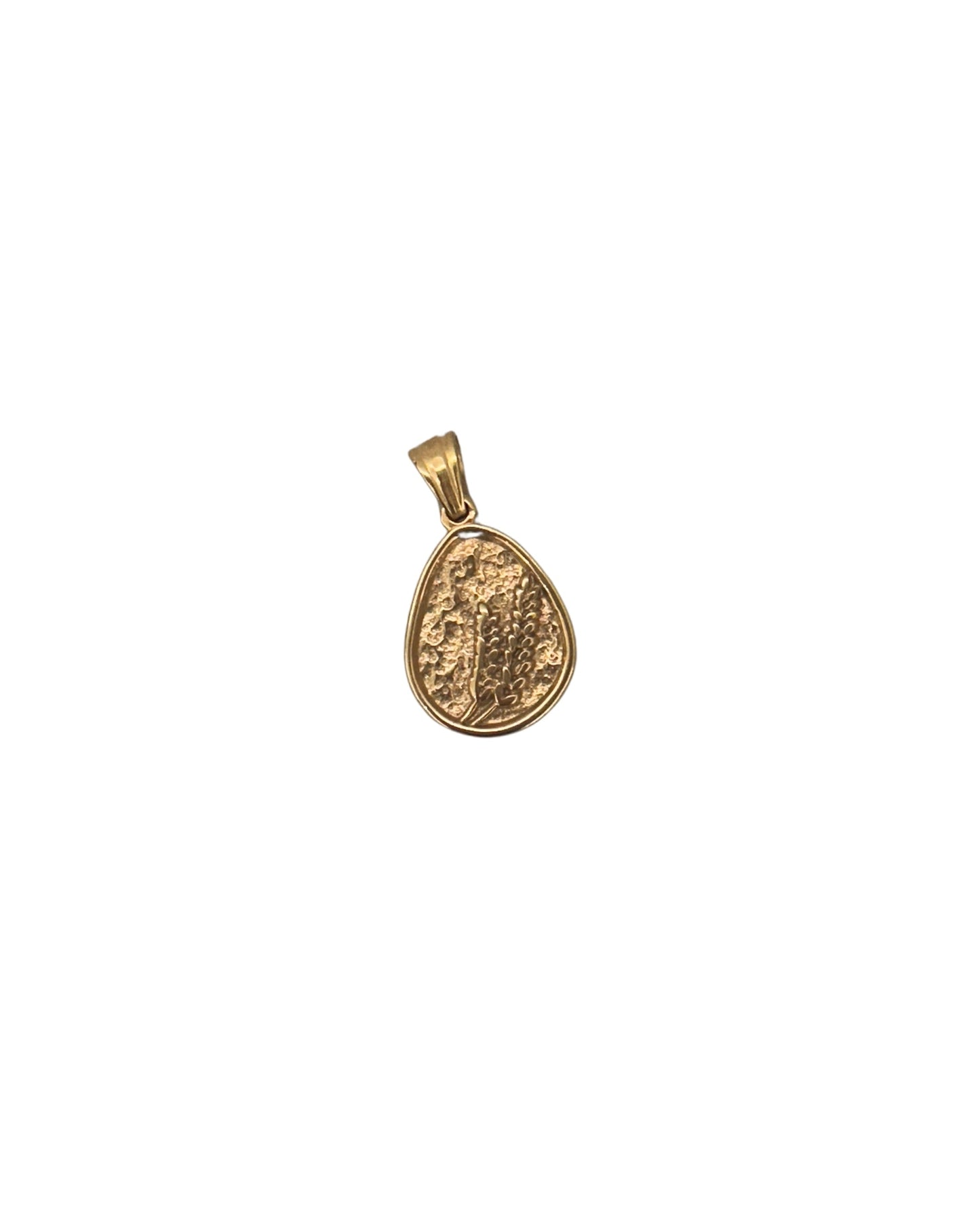 Dije medallón dorado en forma de gota con bajorrelieve abstracto
