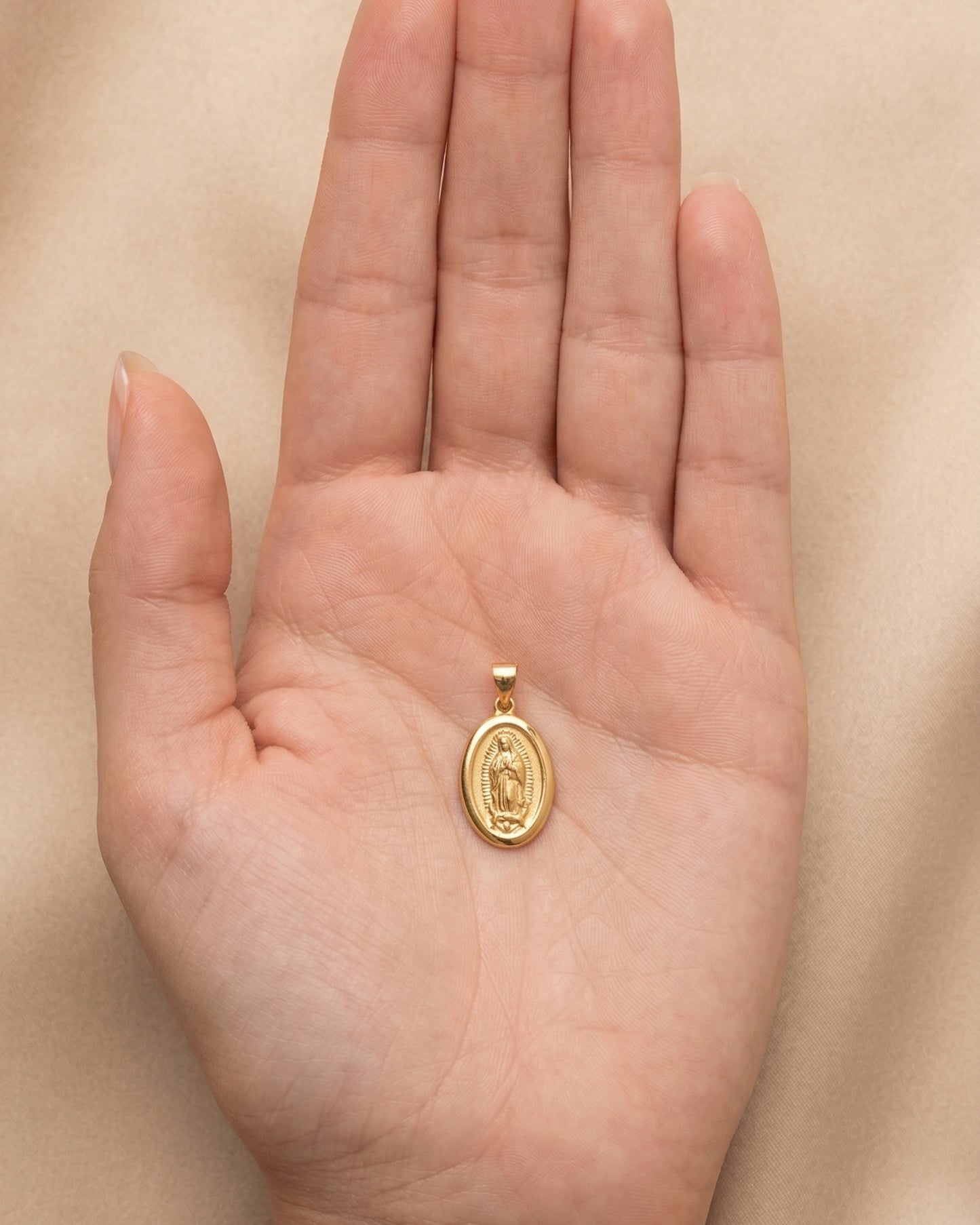 Medalla de la Virgen de Guadalupe en relieve color dorado
