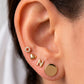 Arete tipo broquel de flor abierta con cristales en relieve en oro 10k