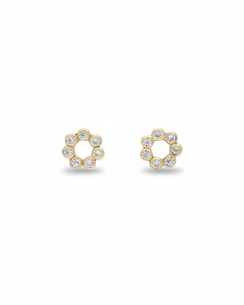 Arete tipo broquel de flor abierta con cristales en relieve en oro 10k
