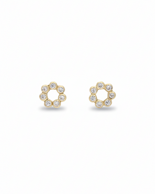 Arete tipo broquel de flor abierta con cristales en relieve en oro 10k